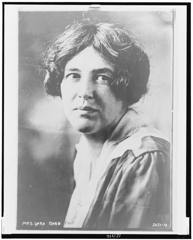Ein Schwarz-Weiß-Foto einer Frau mit ernstem Gesichtsausdruck, mit dem Text 'Sara Brad Field' unten.