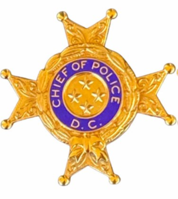 Ein Polizeistern mit der Aufschrift "Polizeipräsident" auf einem weißen Hintergrund.