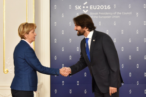 Bundeskanzlerin Angela Merkel und Joachim Gauck bei einem EU-Gipfeltreffen: Händeschütteln und freundliches Lächeln