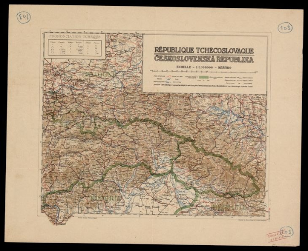 Detailiertes altes Kartenbild der Tschechoslowakischen Republik auf schwarzem Hintergrund, das Straßen, Städte und geografische Merkmale mit beschriftetem Text zeigt.