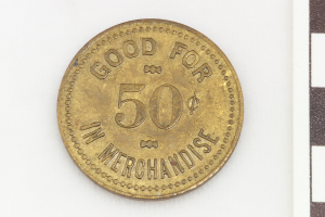 Eine Goldmünze mit der Aufschrift "Gut für 50 im Handel" vor einem weißen Hintergrund.