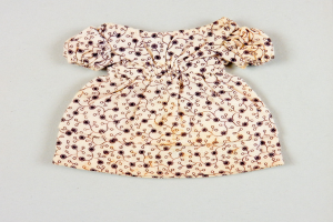 Weißes knielanges Sommerkleid mit rundem Ausschnitt, kurzen Ärmeln und vollem Rock, das ein komplexes mehrfarbiges Muster auf leichtem Stoff aufweist, auf einer weißen Oberfläche präsentiert.