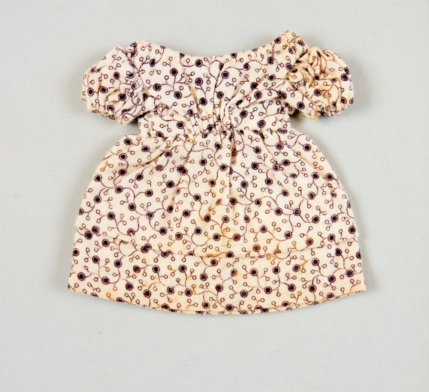 Weißes knielanges Sommerkleid mit rundem Ausschnitt, kurzen Ärmeln und vollem Rock, das ein komplexes mehrfarbiges Muster auf leichtem Stoff aufweist, auf einer weißen Oberfläche präsentiert.