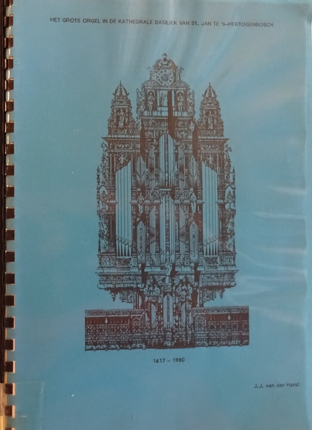 Ein Buch mit einem Umschlag, der eine Kirche mit einem hohen Turm und einer großen Glockenturm zeigt, das auf einer Oberfläche liegt.