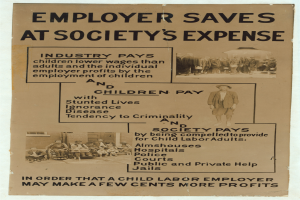 Ein hellgelbes Plakat mit einem weißen Rand, das eine Gruppe verschiedener, lächelnder Menschen und den fetten Text "Arbeitgeber spart auf Kosten der Gesellschaft" zeigt.