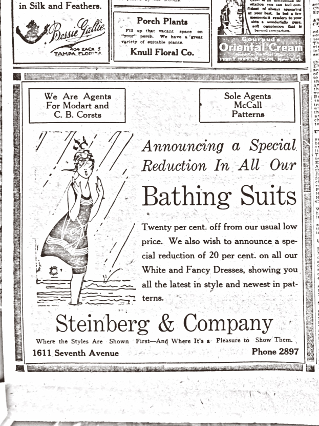 Eine Frau in einem weißen hochgeschlossenen, langärmligen Kleid mit einem Dutt sitzt in der Mitte einer Steinberg & Company-Badeanzugwerbung, umgeben von Text, mit einem friedlichen Gesichtsausdruck.