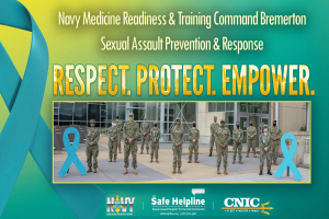 Plakat für das Sexual Assault Prevention & Response-Programm des Navy Medicine Readiness & Training Command Bremerton, das uniformierte Mitarbeiter vor einem Gebäude mit dem Text "Respekt, Schutz, Ermächtigung" zeigt.