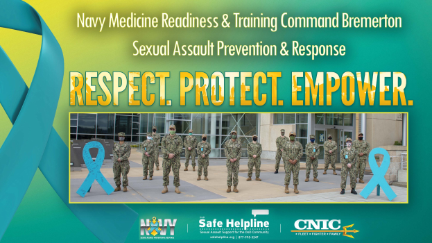 Plakat für das Sexual Assault Prevention & Response-Programm des Navy Medicine Readiness & Training Command Bremerton, das uniformierte Mitarbeiter vor einem Gebäude mit dem Text "Respekt, Schutz, Ermächtigung" zeigt.