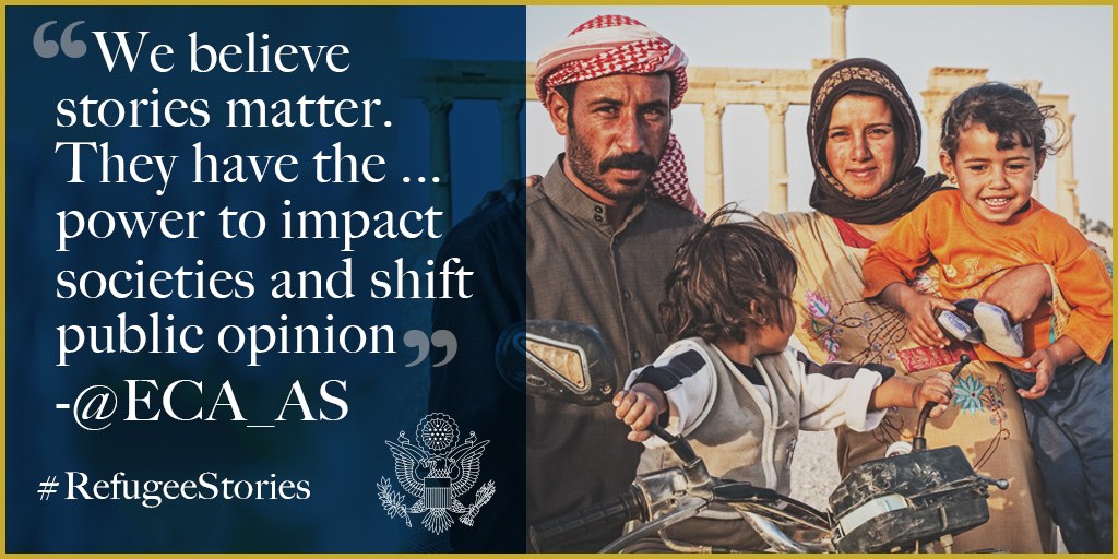 Plakat mit vier lächelnden Menschen auf der rechten Seite, links Text und Logo mit der Aufschrift "Wir glauben, dass Geschichten wichtig sind, sie haben die Kraft, Gesellschaften zu beeinflussen und öffentliche Meinung zu verschieben @ECA AS".