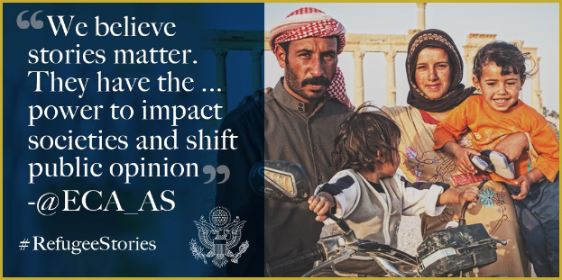 Plakat mit vier lächelnden Menschen auf der rechten Seite, links Text und Logo mit der Aufschrift "Wir glauben, dass Geschichten wichtig sind, sie haben die Kraft, Gesellschaften zu beeinflussen und öffentliche Meinung zu verschieben @ECA AS".