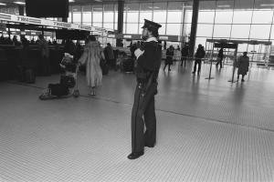 BPOL NRW: Festnahme wegen Geldwäscherei - 45-Jähriger am Flughafen Cologne/Bonn festgenommen Bundespolizei vollstreckt Haftbefehl bei Ankunft aus Spanien