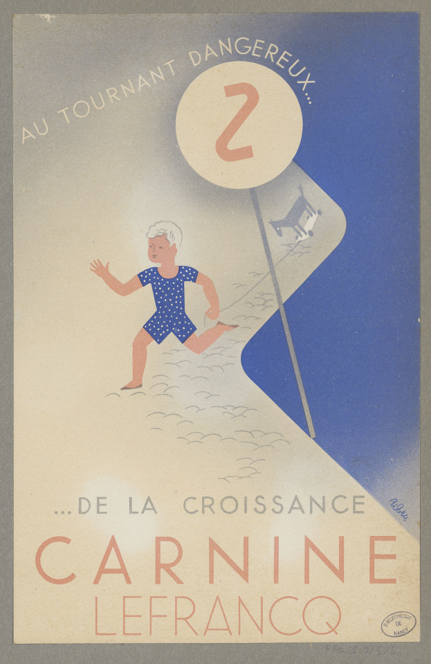 Eine Person in einem hellgelben Kleid lächelt freudig in der Mitte eines Karnevalplakats, umgeben von schwarzer, fetter Schrift.