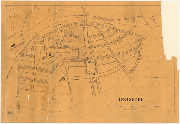 Ein alter Stadtplan von Troisdorf, Deutschland, der Straßen, Gebäude und Sehenswürdigkeiten mit Textanmerkungen zeigt.