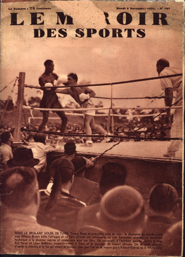 Ein Schwarz-Weiß-Foto von zwei Boxern in einem Ring, umgeben von einer Menge, mit der Aufschrift "Le Roir des Sports" oben.