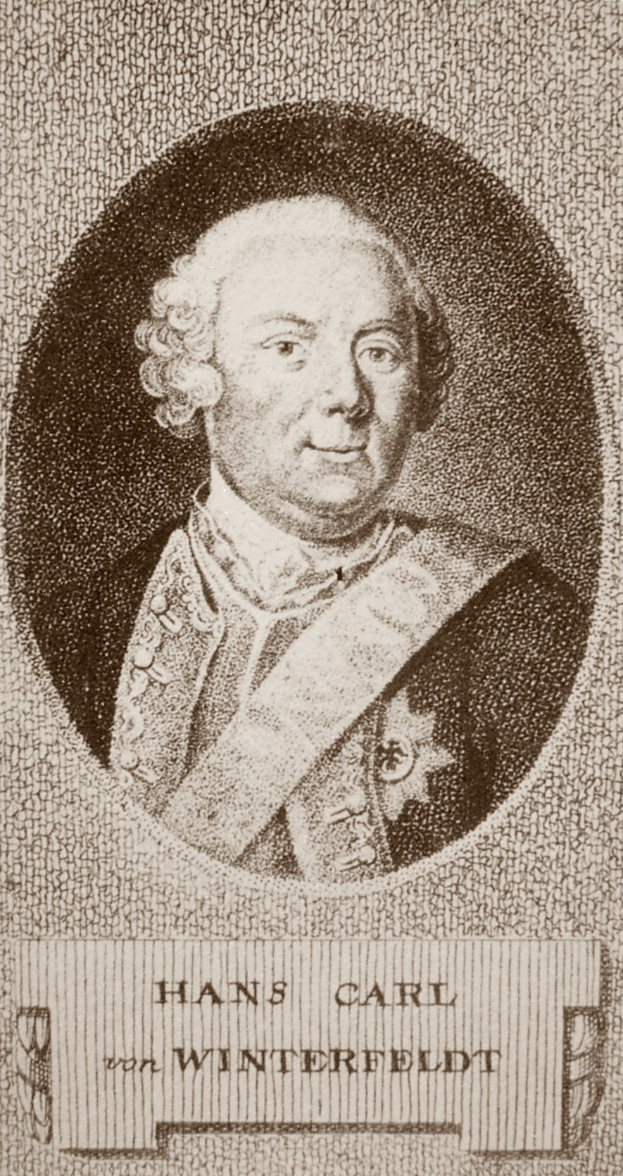 Schwarzes und weißes Porträt von Hans Carl von Winterfeldt mit ernster Miene, begleitet von Text unten.