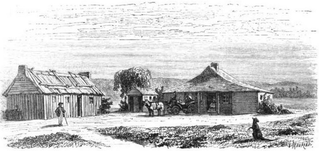 Eine Schwarz-Weiß-Zeichnung einer Farmszene aus den 1890er Jahren, die eine von Pferden gezogene Kutsche im Vordergrund, Häuser, Bäume und Menschen zeigt, mit dem Text "1890er Jahre Farmgebäude" unten.