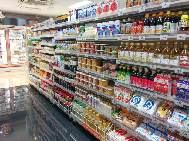 Ein Supermarkt-Innenraum mit verschiedenen Lebensmitteln auf Regalen.