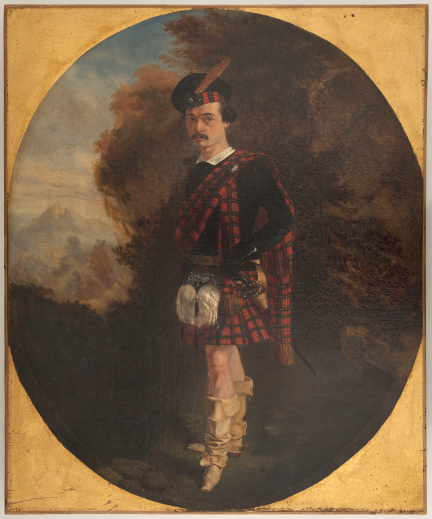 Ein Mann in traditioneller schottischer Kleidung, einschließlich eines roten und schwarzen Tartankilts, steht mit ernster Miene vor einer Baum- und Himmelkulisse.