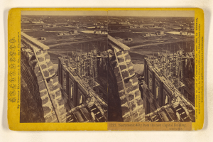 Schwarz-weiß-Foto eines im Bau befindlichen Gebäudes mit Werkzeugen und Materialien, das neben einer Collage aus zwei Bildern und Text auf einer weißen Oberfläche angezeigt wird.