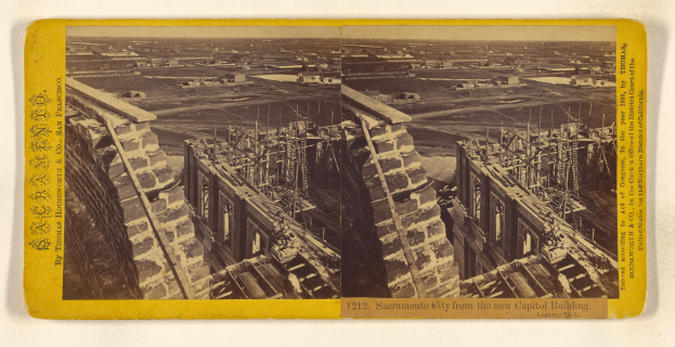 Schwarz-weiß-Foto eines im Bau befindlichen Gebäudes mit Werkzeugen und Materialien, das neben einer Collage aus zwei Bildern und Text auf einer weißen Oberfläche angezeigt wird.