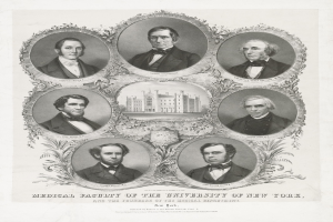 Schwarzes und weißes Foto von formell gekleideten Männern, die vor einem Gebäude posieren, mit Text unten, der besagt: "Medizinische Fakultät der Universität New York und die Gründer des medizinischen Departments."