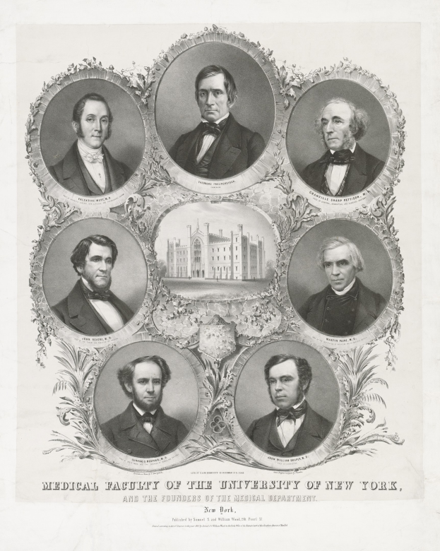 Schwarzes und weißes Foto von formell gekleideten Männern, die vor einem Gebäude posieren, mit Text unten, der besagt: "Medizinische Fakultät der Universität New York und die Gründer des medizinischen Departments."