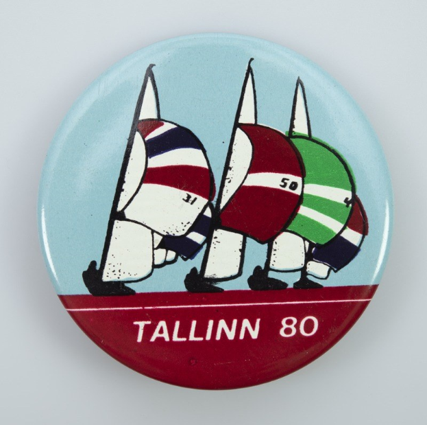 Lettischer MdEP Kols überreichte Kaja Kallas ein Aufkleber mit einem "Baltic Chihuahua" vor dem Hintergrund der Flaggen der baltischen Länder