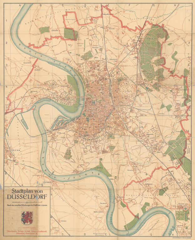 Ein detaillierter alter Stadtplan von Düsseldorf, Deutschland, mit Straßen, Gebäuden, Sehenswürdigkeiten und einem Logo unten, in leuchtenden Blautönen, Grün und Gelb.