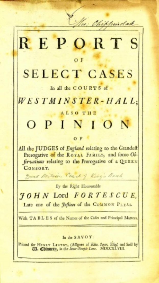 Ein altes Buch mit dem Titel "Berichte über ausgewählte Fälle in den Gerichten von Westminster-Hall sowie die Meinung von John Lord Fortescue" liegt aufgeschlagen da, wobei eine Seite mit schwarzem Text zu sehen ist.