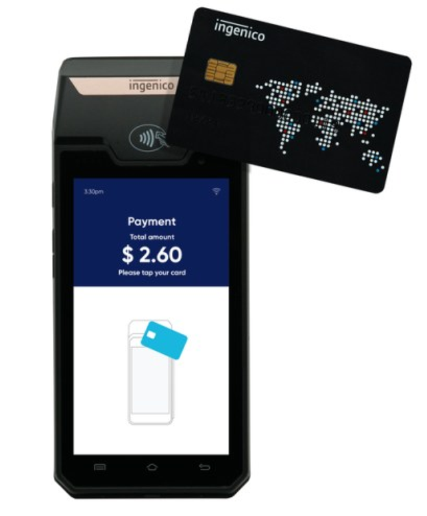 Mobiltelefon mit Ingenico-Zahlungsschnittstelle neben einer Kreditkarte.