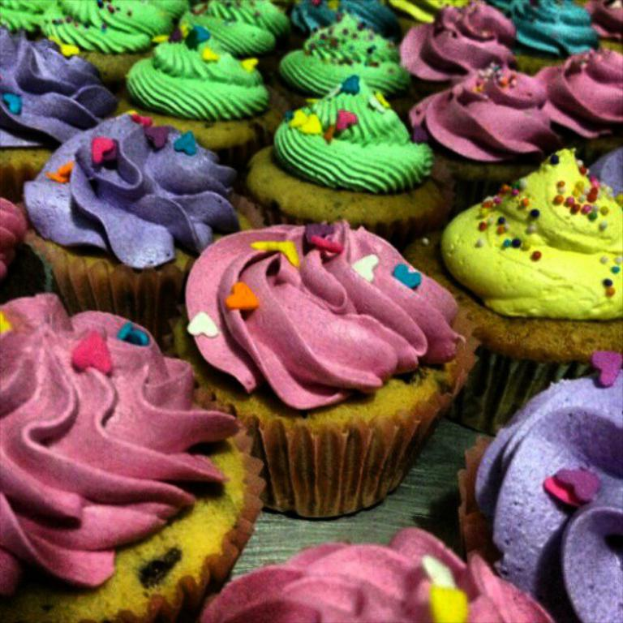 Verschiedene Cupcakes in verschiedenen Farben und Geschmacksrichtungen.