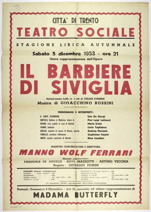 Ein Plakat für die Oper "Il Barbiere di Siviglia" im Teatro Sociale, das eine Frau in einem roten Kleid zeigt, die ein Mikrofon hält, auf einem weißen Hintergrund, mit "Teatro Sociale" in fetter schwarzer Schrift.