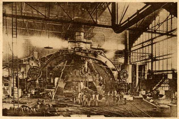 Ein altes Schwarz-Weiß-Foto einer Fabrik mit Arbeitern, die eine große Maschine bedienen, umgeben von Leitern und Stangen, mit dem Text "Cadillac Steel Works" unten.